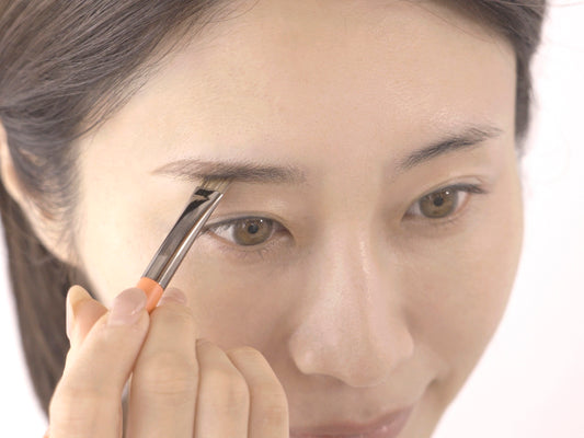 【1】短時間で美しい眉に!アングルブラシで理想のアウトラインを描く方法