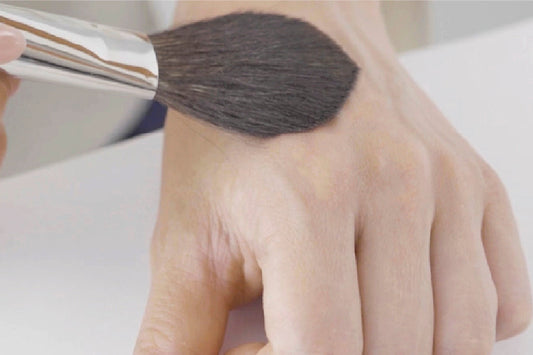 アイブロウパウダーの色をキレイにのせるには?